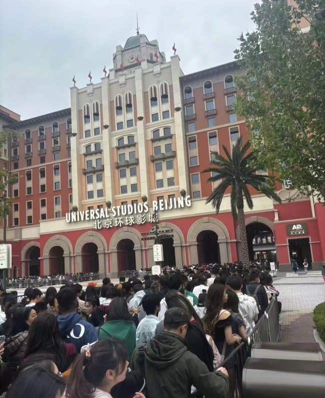 北京環(huán)球影城五一爆火，客流量超平日兩倍,，客服：若超過園區(qū)承載力會(huì)進(jìn)行限流 優(yōu)速通搶購(gòu)一空