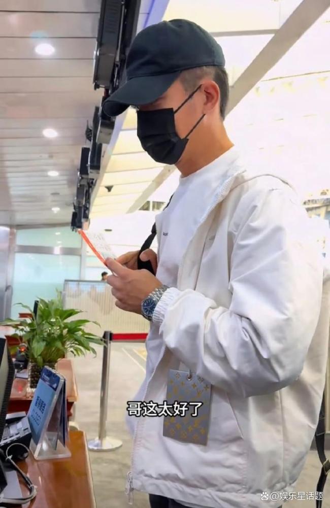 李澤鋒被粉絲蹭托運(yùn) 重新定義“粉絲服務(wù)”