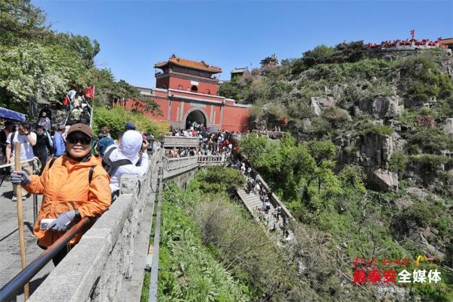 五一假期来登泰山观景祈福吧 游客纷至沓来