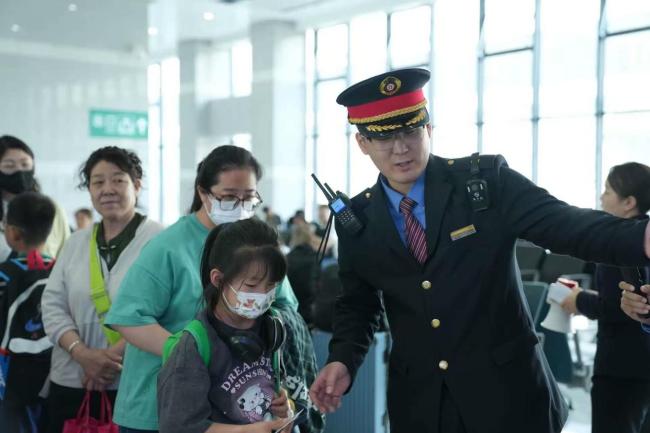 [北京]五一假期期間往返京津間的客流激增 鐵路加開多列列車應(yīng)對