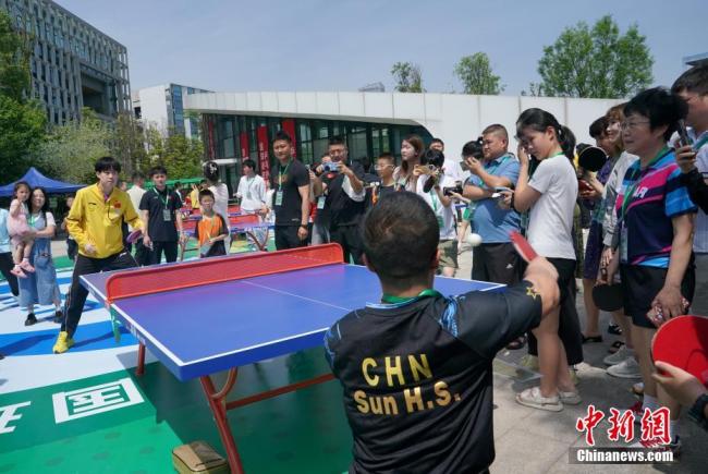 國(guó)乒五一空降成都與市民互動(dòng) 共享乒乓快樂(lè)