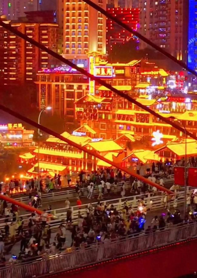 五一重慶動物園游客爆滿 文旅活動激發(fā)出游熱情
