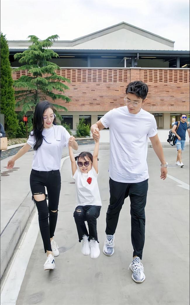 李小璐賈乃亮帶甜馨與霍思燕一家出游 離婚后的溫馨同框