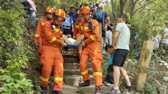 寧波：44歲游客爬山時(shí)摔下10米山崖 功虧一簣引發(fā)警醒
