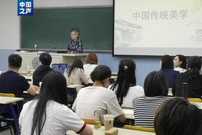 她16歲上戰(zhàn)場91歲仍堅守講臺 一生行健不息