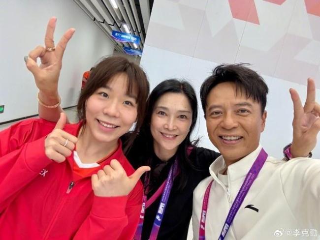 李克勤發(fā)與梁偉鏗賈一凡鳳凰合影 國羽鐵粉現(xiàn)場助威