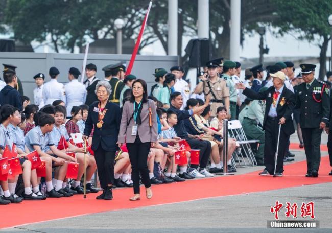 香港舉行五四升旗禮 致敬老戰(zhàn)士