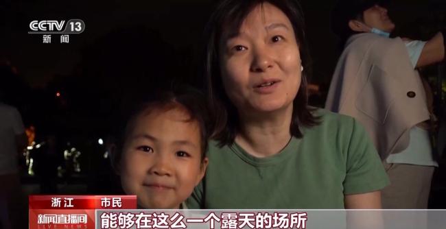 露天看戲,、河邊聽曲 復(fù)古放映很帶感