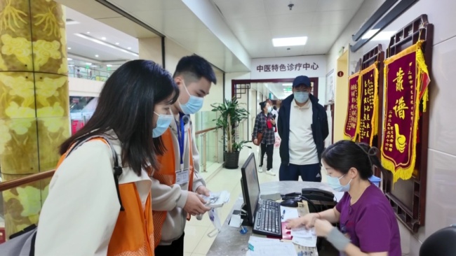男護(hù)士“轉(zhuǎn)行”陪診師 新職業(yè)受關(guān)注