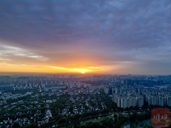 狂風(fēng)暴雨后成都迎來雪山日出美景 日照金山再現(xiàn)