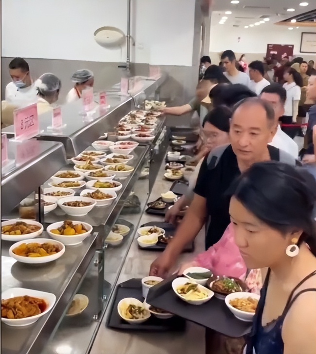 榮昌政府食堂有黃涼粉鹵鵝等美食 五一假期游客爆滿