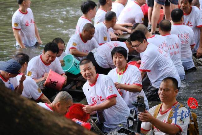 廣州荔灣泮塘村舉行“起龍”儀式 雄風(fēng)再現(xiàn)老龍出水