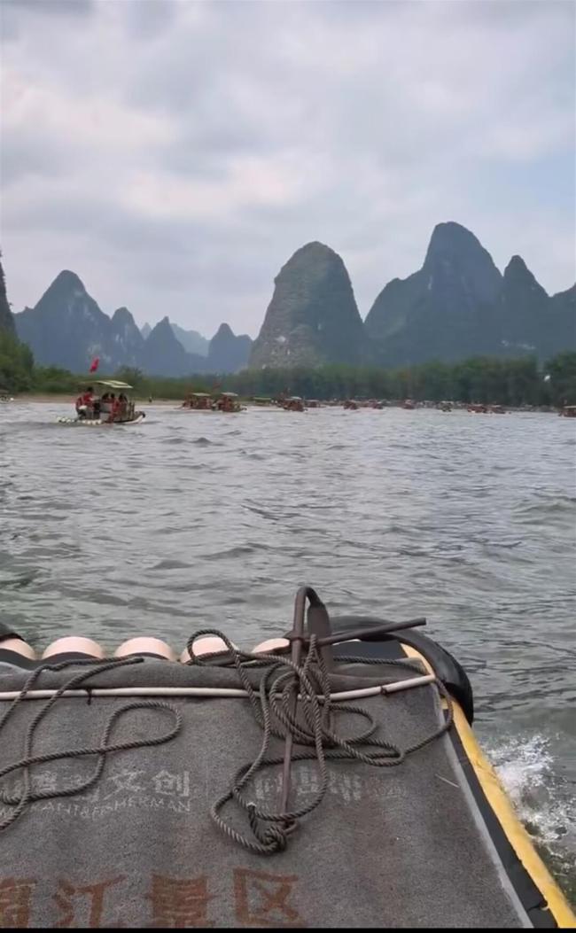 景區(qū)回應(yīng)桂林漓江五一堵船像赤壁大戰(zhàn) 游客排隊兩小時體驗
