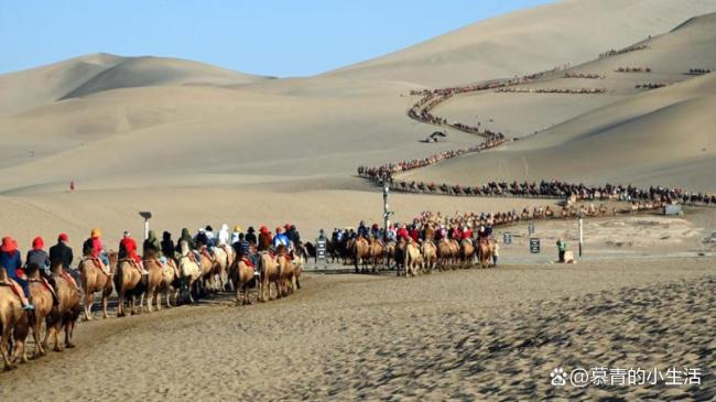 五一敦煌月牙泉景區(qū)目之所及全是人