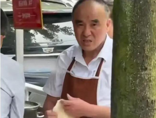 榮昌扯面大爺回應(yīng)累到表情失控 今日笑瞇瞇迎客