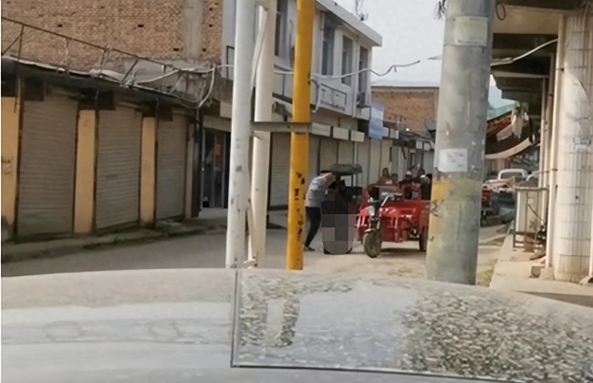 當(dāng)?shù)鼗貞?yīng)西安一男子當(dāng)街踢打女子