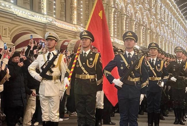 在俄中國(guó)留學(xué)生“追星”解放軍 硬核應(yīng)援燃爆紅場(chǎng)