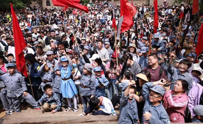 臨沂“跟著團(tuán)長(zhǎng)打縣城”假期爆火,，景區(qū)邀請(qǐng)“鬼子專業(yè)戶”楊清文客串