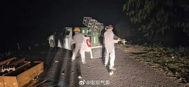官方回應(yīng)上海高架現(xiàn)白色泡沫 雨天車輪碾壓所致