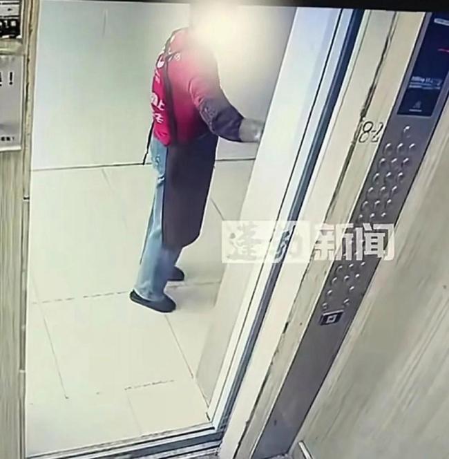 安徽大妈将废水倒入电梯井 无知行为引发公共安全担忧