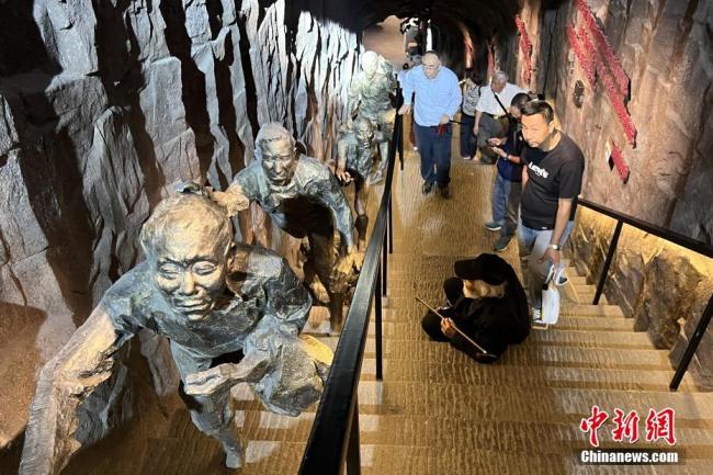 日本訪問團(tuán)參觀重慶大轟炸慘案遺址 了解日軍殘暴罪行