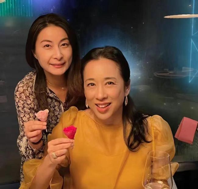 郭晶晶霍啟剛一家五一假期踏青 溫馨畫面曝光