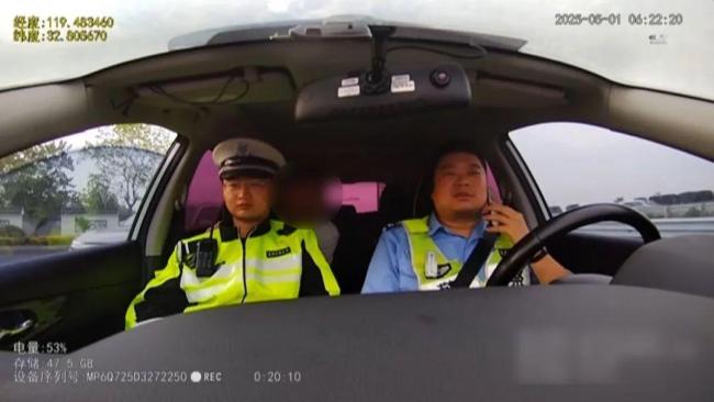 夫妻吵架丈夫被扔在高速上