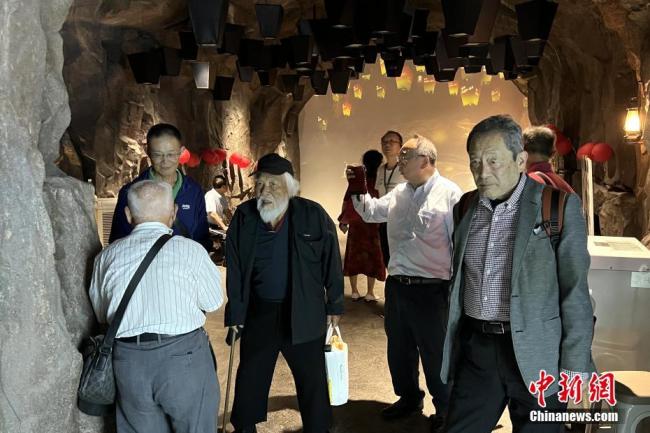 日本訪問團(tuán)參觀重慶大轟炸慘案遺址 了解日軍殘暴罪行