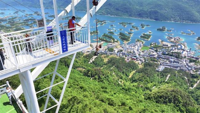 景區(qū)推出20米“窩囊版”蹦極 減速體驗受熱捧