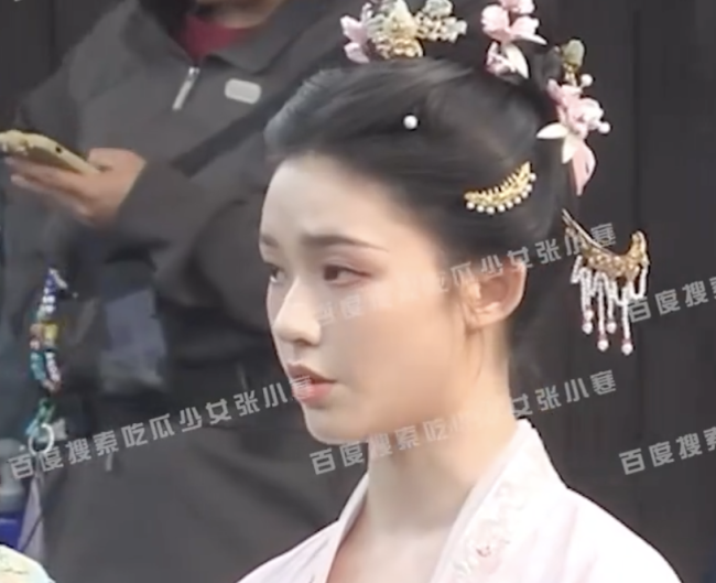林允拍戲造型曝光 現(xiàn)場認真背臺詞