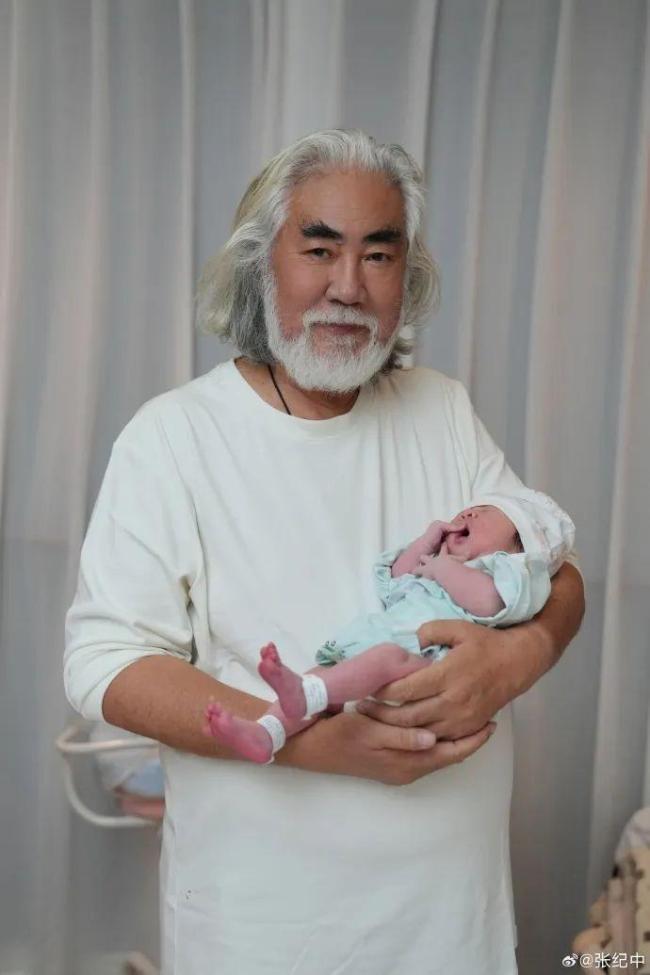 張紀(jì)中：“我先去送小孩,，我不會跑,，我是張紀(jì)中”