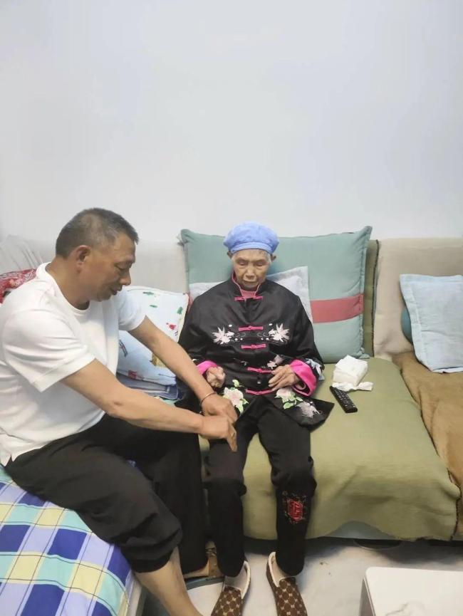 五旬兒子背88歲母親逛景區(qū) 孝心感動全網(wǎng)