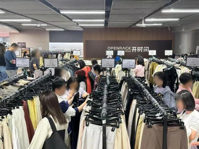 五折抢购爱马仕中产挤爆特卖会 奢侈品内购会的秘密