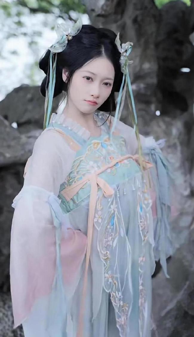 體操冠軍吳柳芳改賽道了，穿民族服裝美美噠