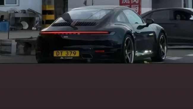 警方通報保時捷超車撞摩托車 更換車牌逃避處罰