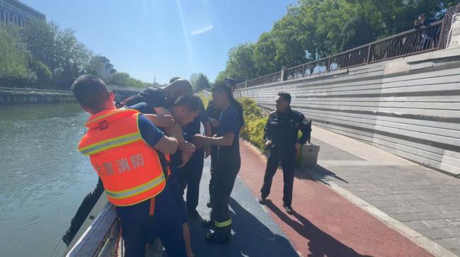 男子與妻子吵架 賭氣跳進(jìn)北京護(hù)城河 消防緊急救援