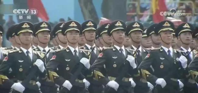 仪仗队在俄彩排后招呼中国游客合影 “中国排面”受热捧