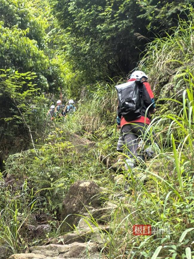 8岁男童失踪地山路湿滑难行 搜救仍在继续