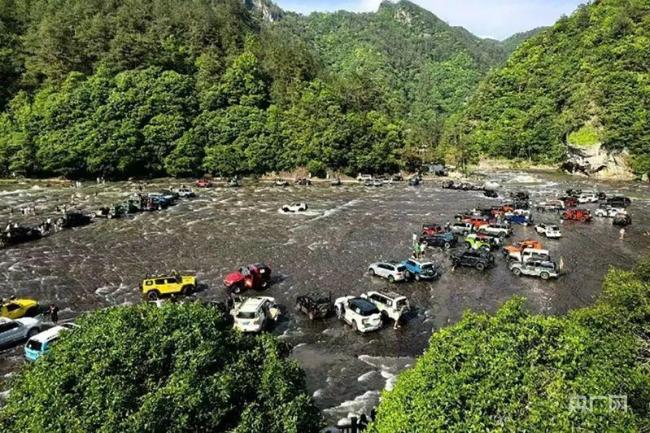越野車在地質(zhì)遺跡上漂移炫技 引發(fā)公眾質(zhì)疑與關(guān)注
