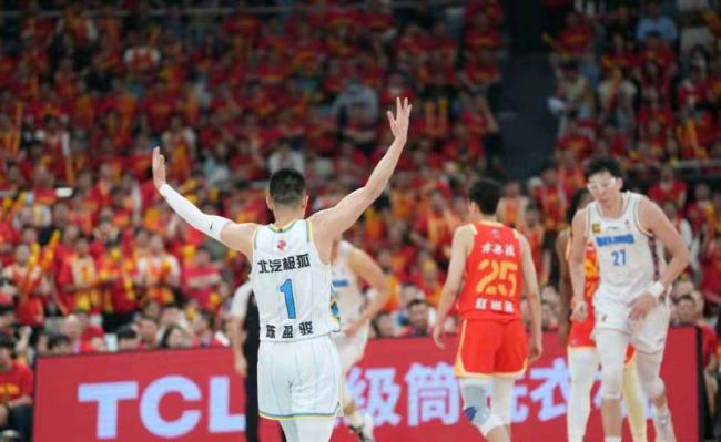 CBA总决赛：北京大胜1-0广厦 周琦两双胡金秋26 8孙铭徽15中2