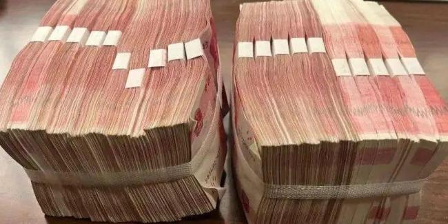 男子在公共衛(wèi)生間撿到20萬