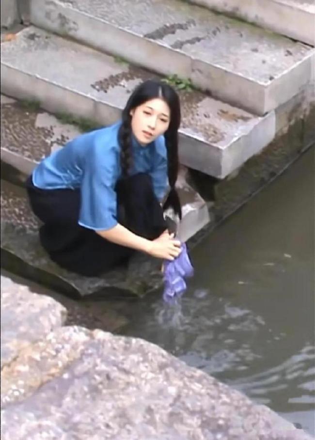 體操冠軍吳柳芳改賽道了,，穿民族服裝美美噠