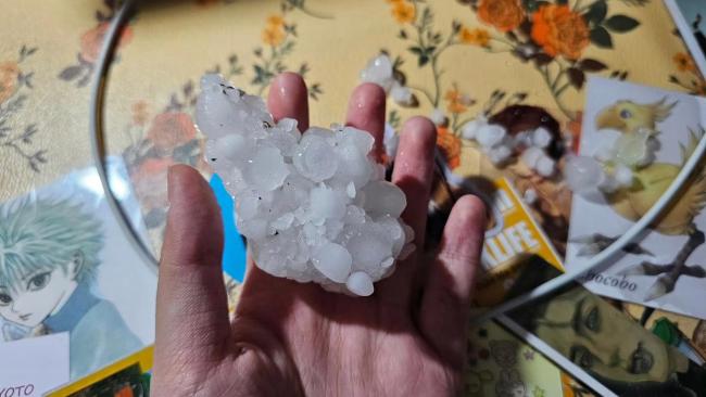 西安下冰雹 狂风暴雨引发关注