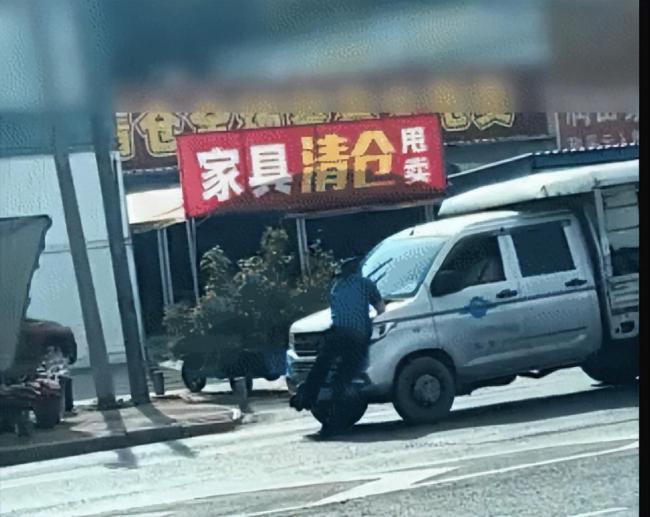 城管隊(duì)員扒瓜車引擎蓋遭拖行 事件引發(fā)公眾關(guān)注