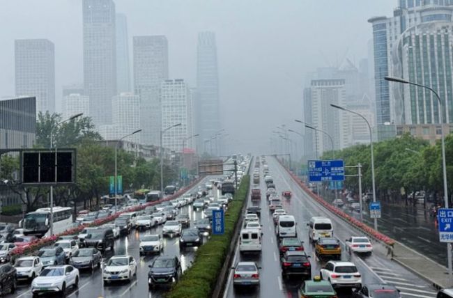 截至今日8時30分,，受降雨影響，北京公交4條線路停駛 雨勢持續(xù)影響交通