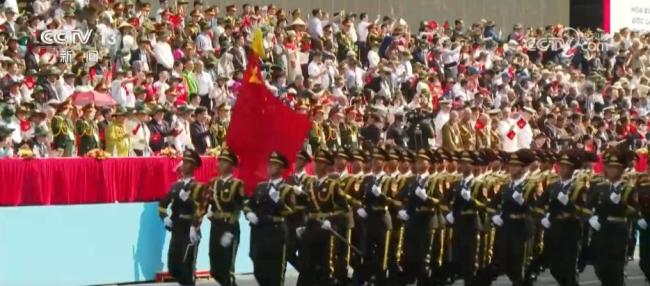 這就是“中國排面”！解放軍閱兵彩排整齊劃一 亮相莫斯科街頭受熱捧