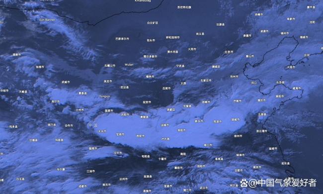 西安閃電在夜空炸裂亮如白晝,，網(wǎng)民說(shuō)他拍到龍,，專家回應(yīng)：可能小需研究