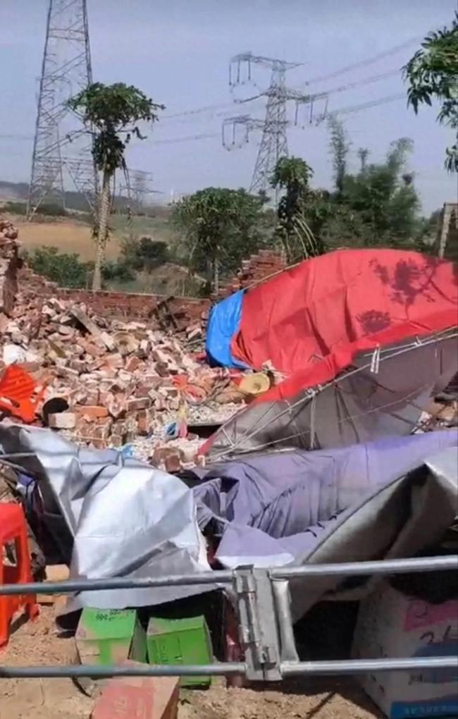 葬禮突遇狂風(fēng)暴雨 墻體倒塌多人死傷