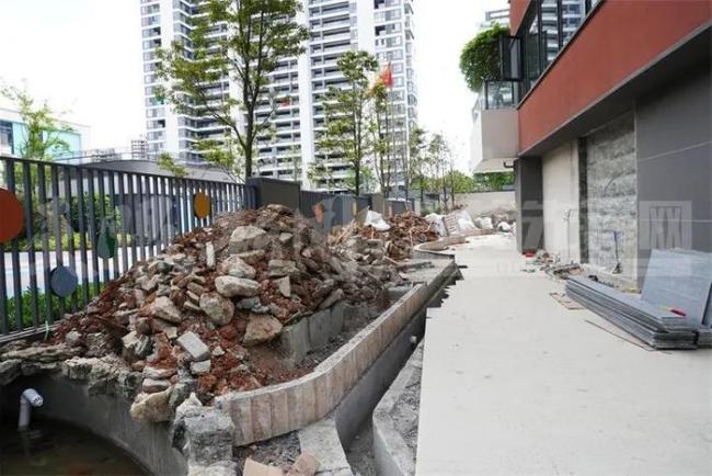 公攤變私家花園業(yè)主聯(lián)名反對(duì) 違建侵占綠化引爭(zhēng)議