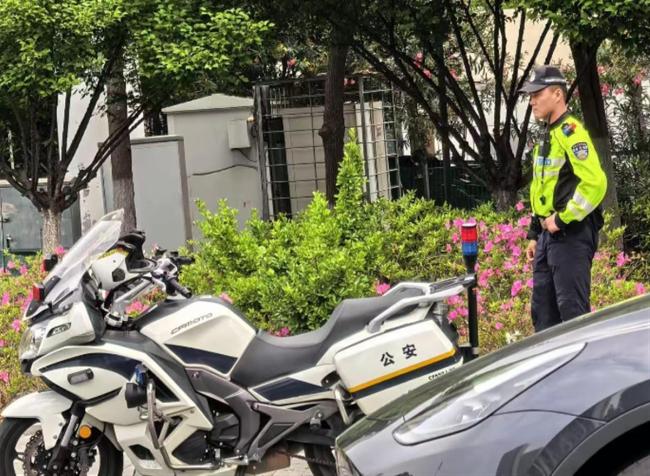 小伙泳池溺水 警察跪地救人8分鐘緊急心肺復蘇